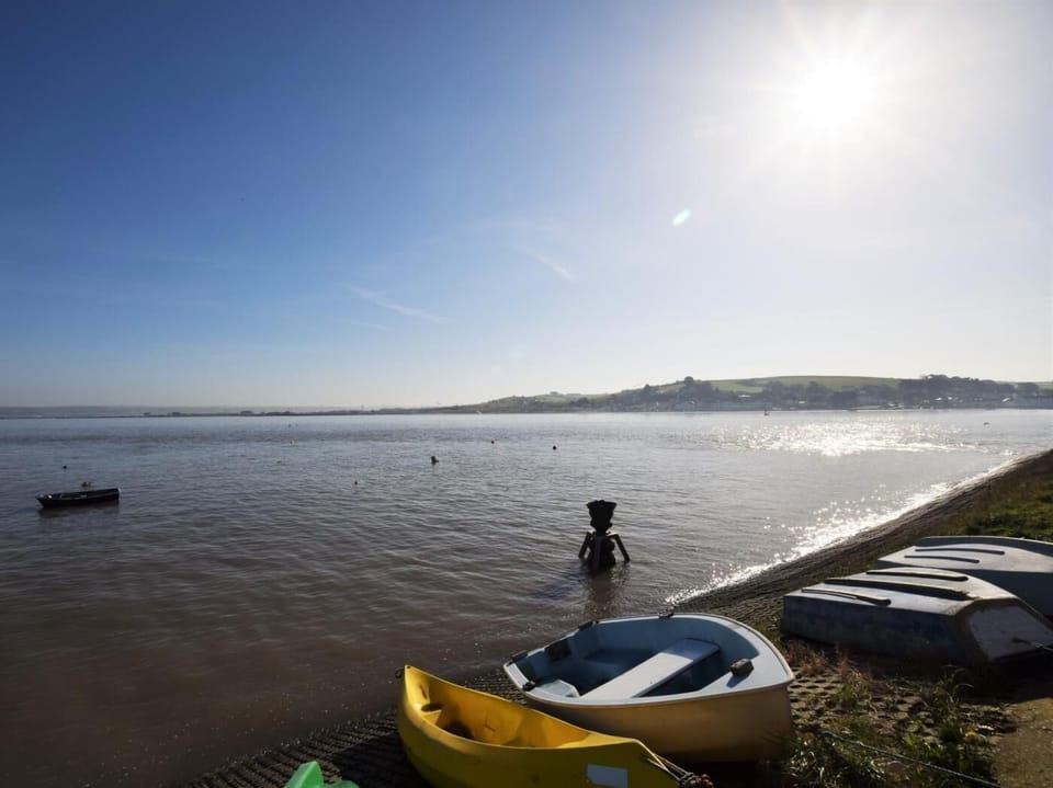 Located in under a 5 minute walk from Appledore Quay