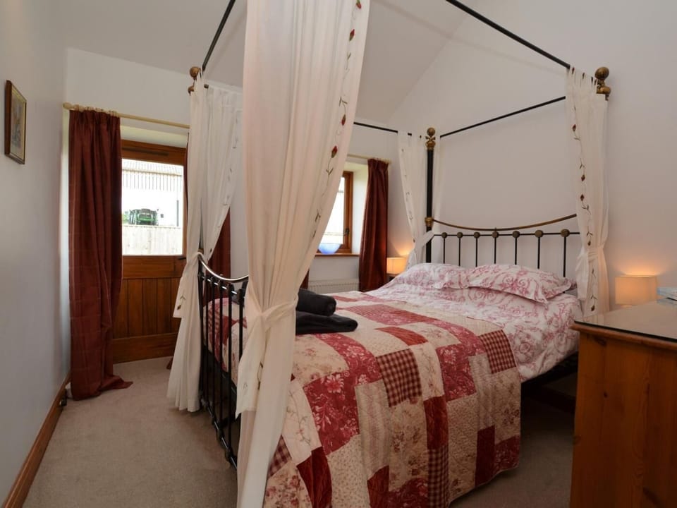 Double bedroom with a four-poster bed 