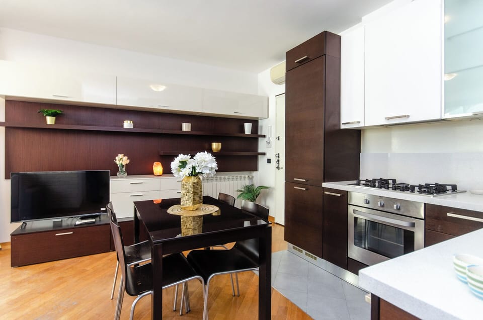 Full-size fridge, microwave, oven, stovetop