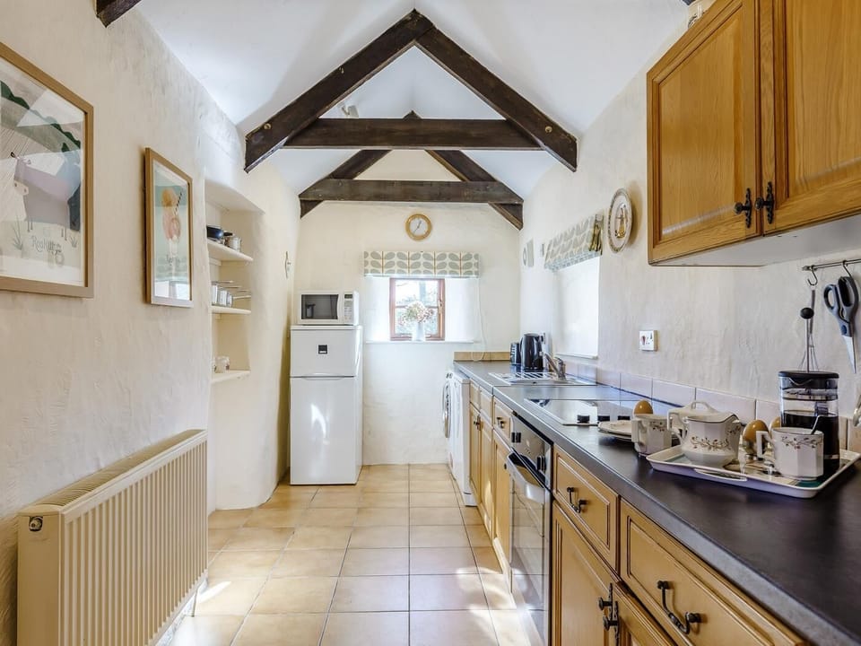 Well equipped kitchen for dining in