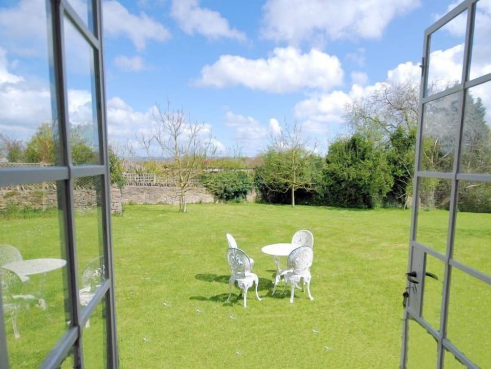 Private enclosed garden with plenty of space for all the family
