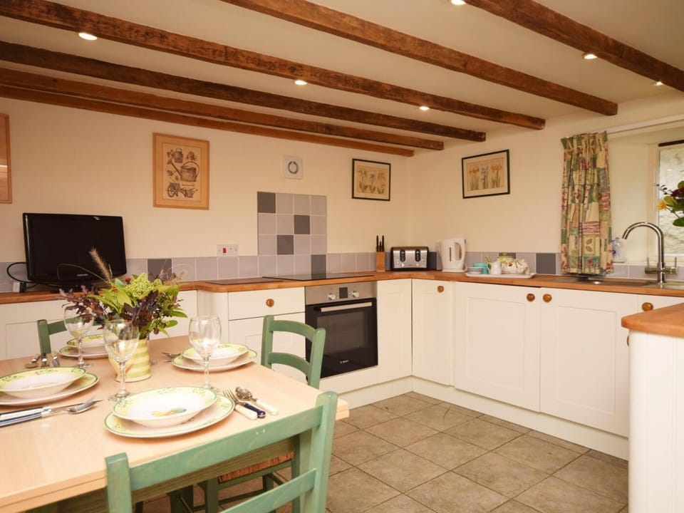 Prepare your favourite meals in the kitchen / diner