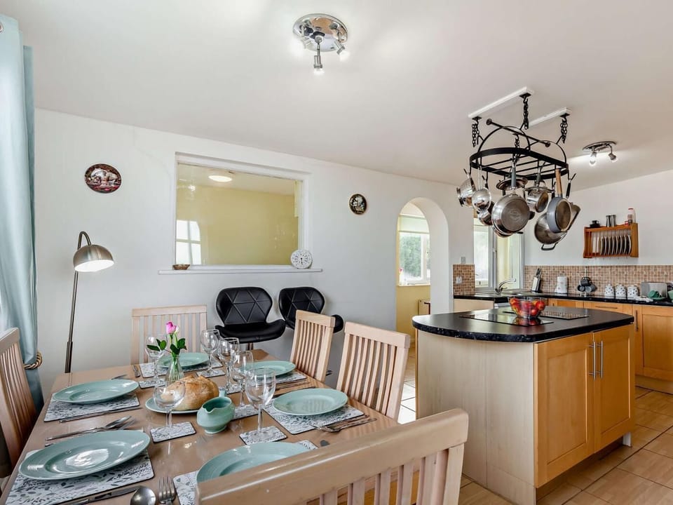 A good space for cooking and dining with the family