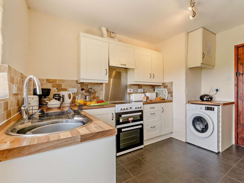 Very well equipped kitchen for preparing proper family meals
