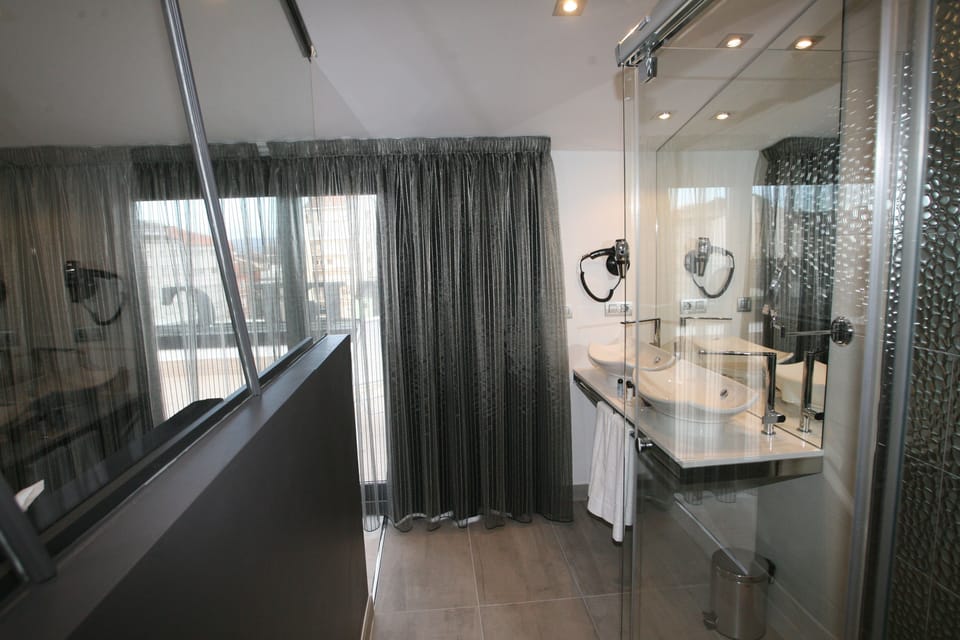 Suite, Terrace | Bathroom | Shower, free toiletries, hair dryer, towels
