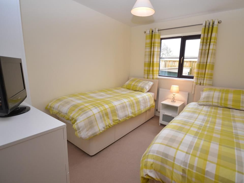 Twin bedroom with TV