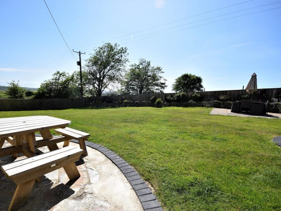 Large lawned garden