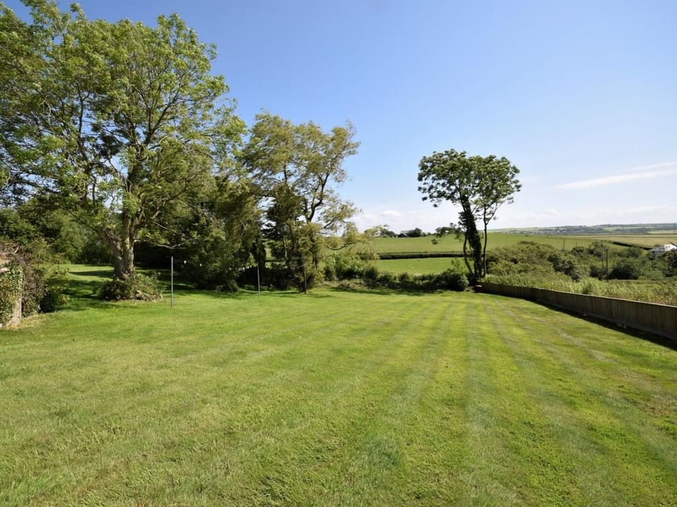 Large lawned garden