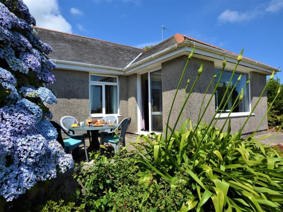 Step straight out of the sun lounge for breakfast in the sunshine