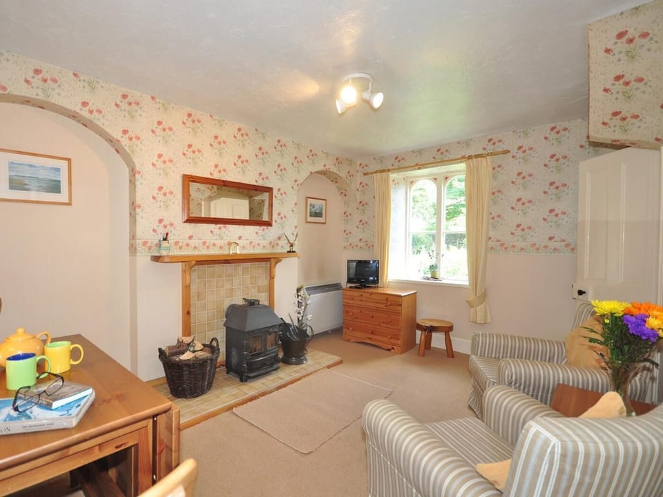  Cosy lounge/diner with log burner