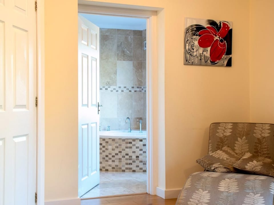 Master bedroom with large bathroom en-suite