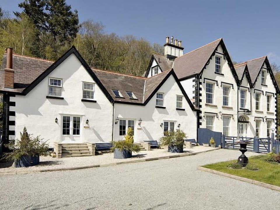 Canol in the centre: one of three cottages next to the manor house
