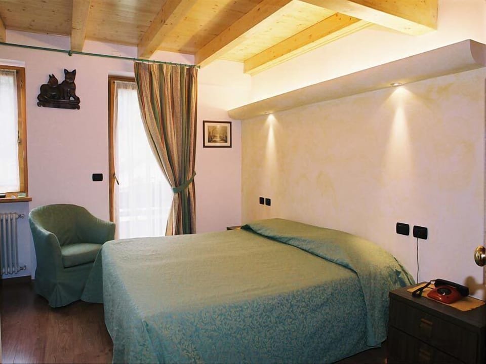Desk, free cribs/infant beds, free WiFi