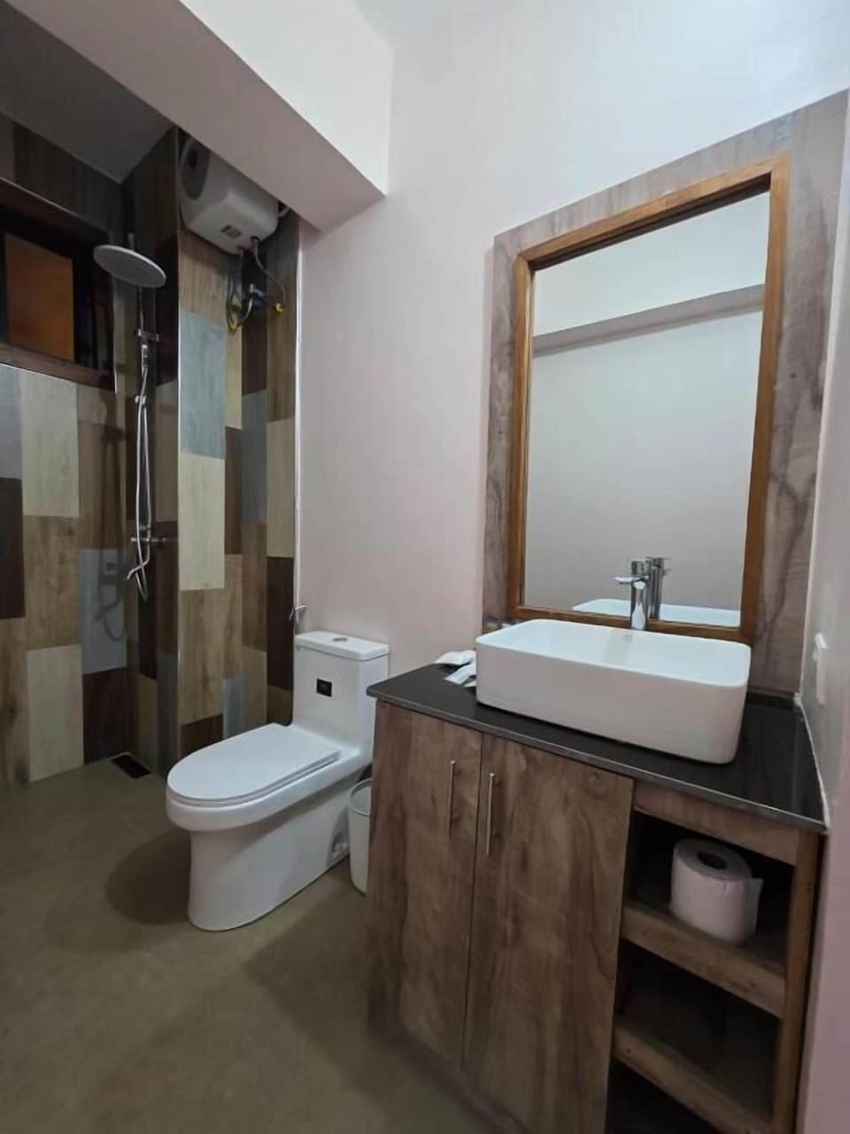 Shower, rainfall showerhead, free toiletries, slippers