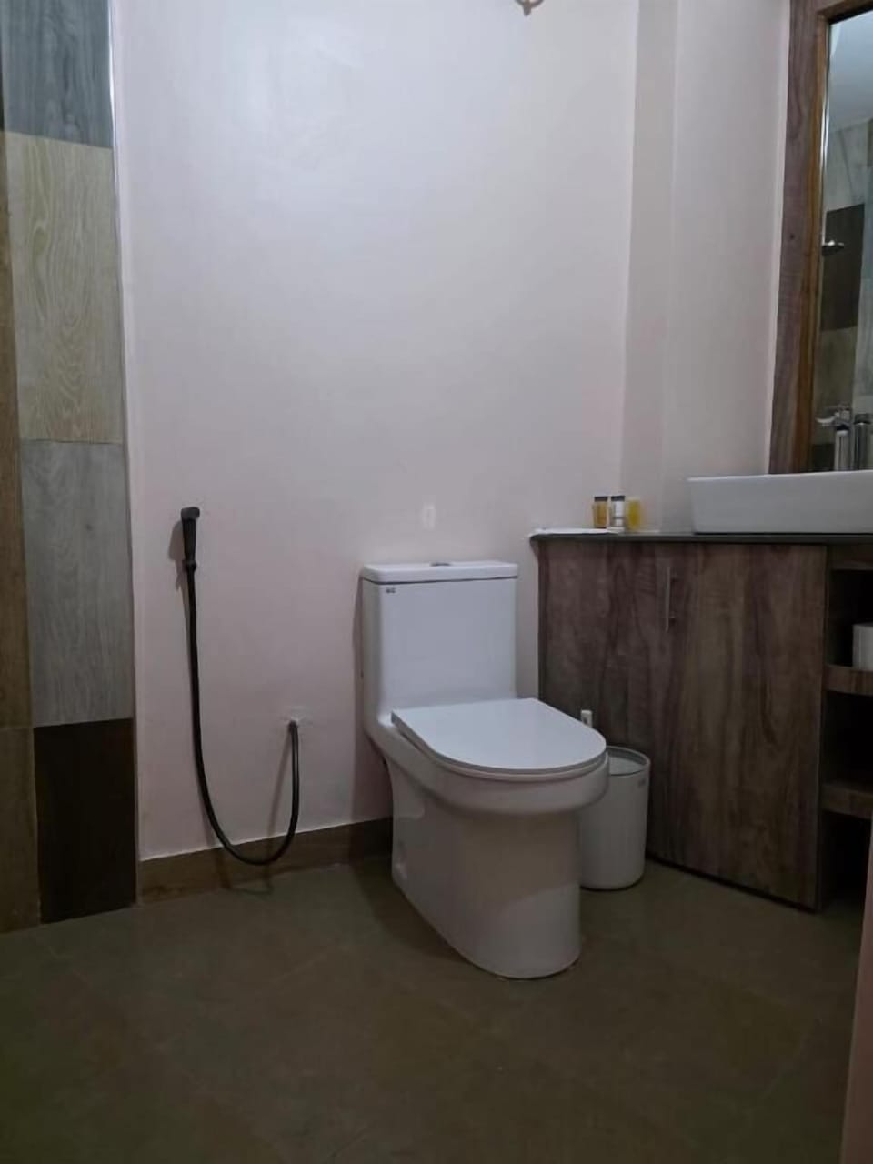 Shower, rainfall showerhead, free toiletries, slippers