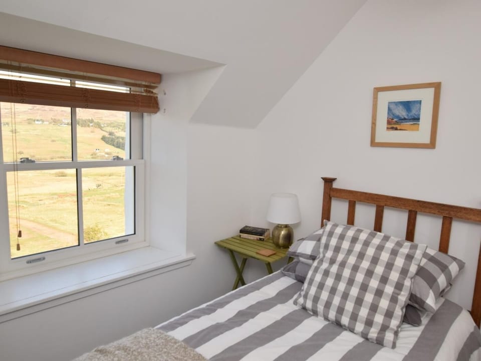 Single bedroom with views over Glendale