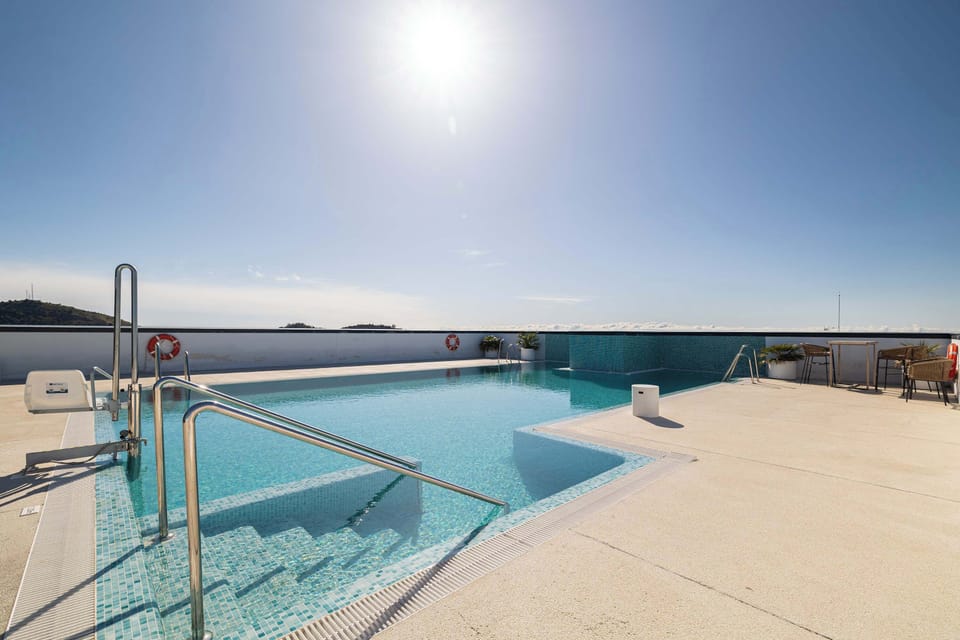 Roof top pool