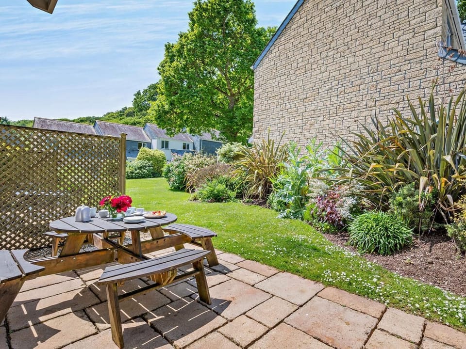 Patio area for dining al fresco when the sunshine is out