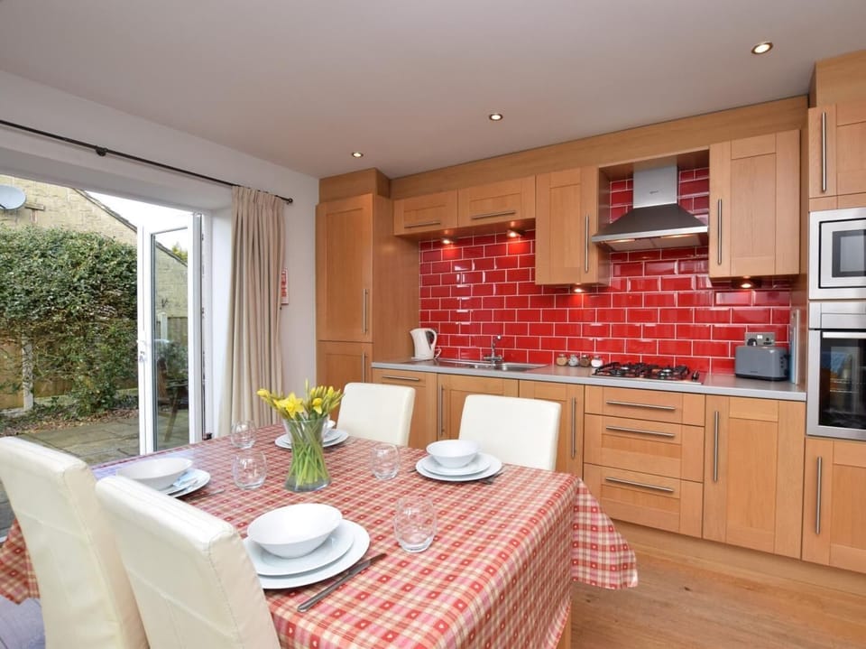 Fully equipped kitchen and dining room