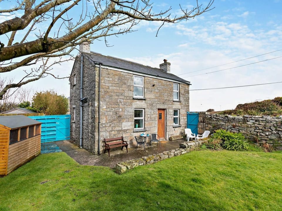 The large enclosed garden is perfect for dogs