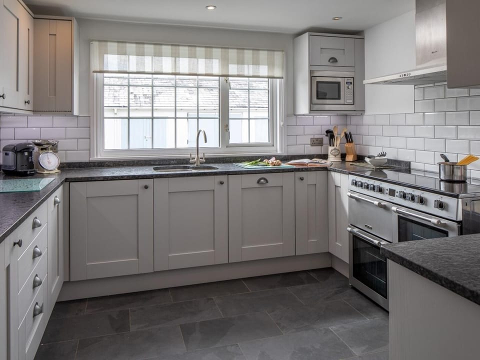 Well equipped kitchen with wine cooler 