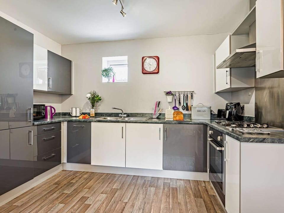 Fully equippted, modern kitchen