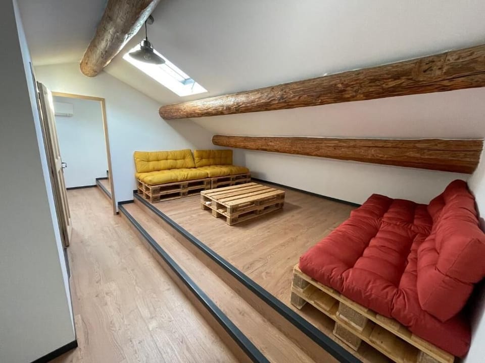 Family Suite, Garden View | Living area