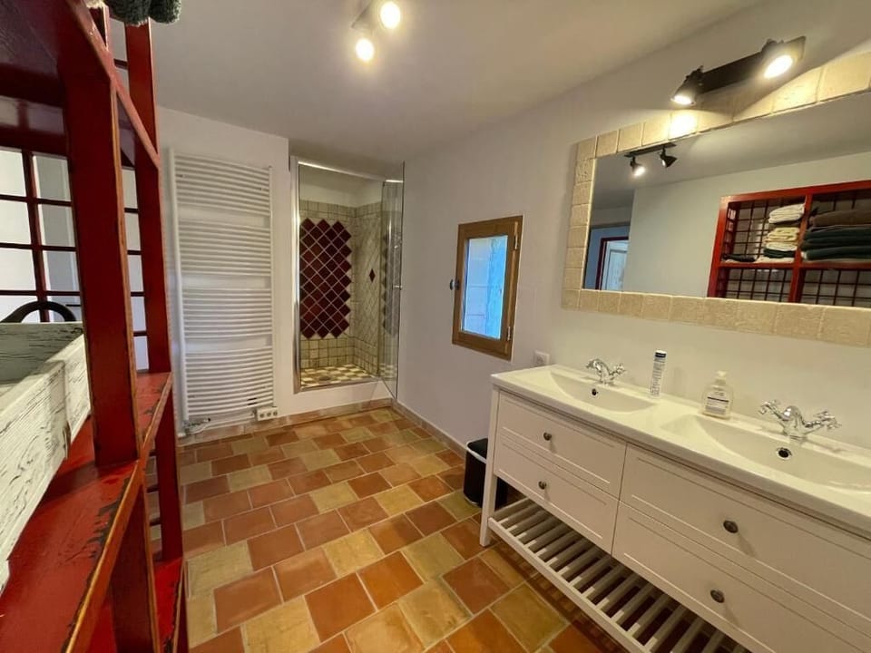 Classic Double Room, Garden View | Bathroom