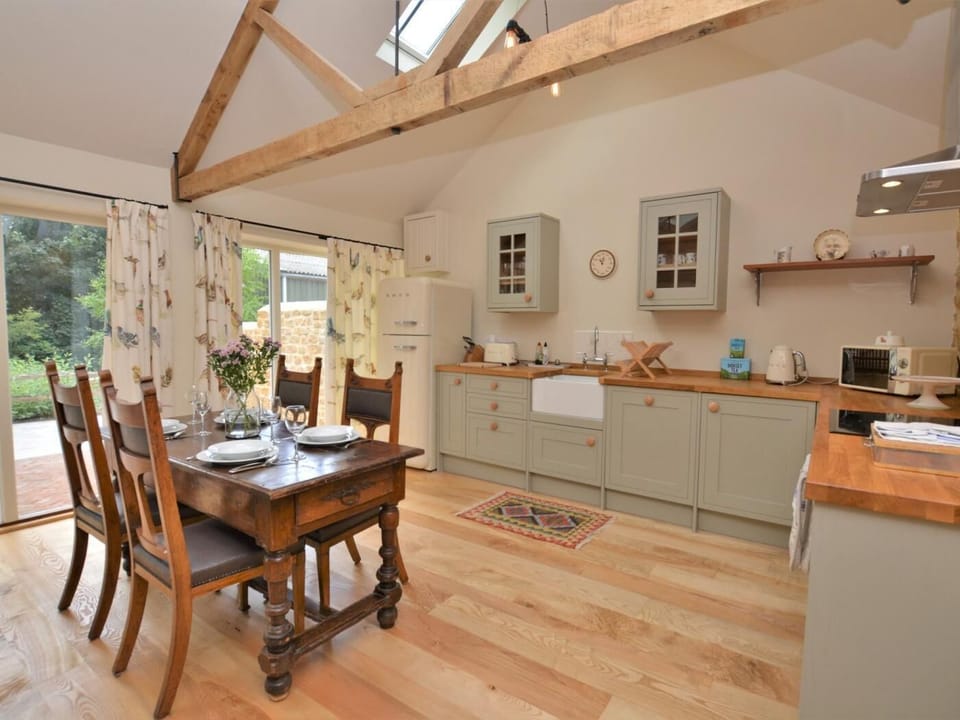 Stylish open plan country kitchen