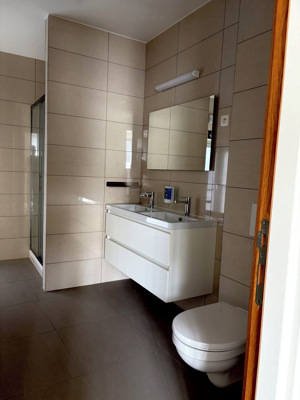 Comfort Double Room | Bathroom | Shower, free toiletries, towels, soap