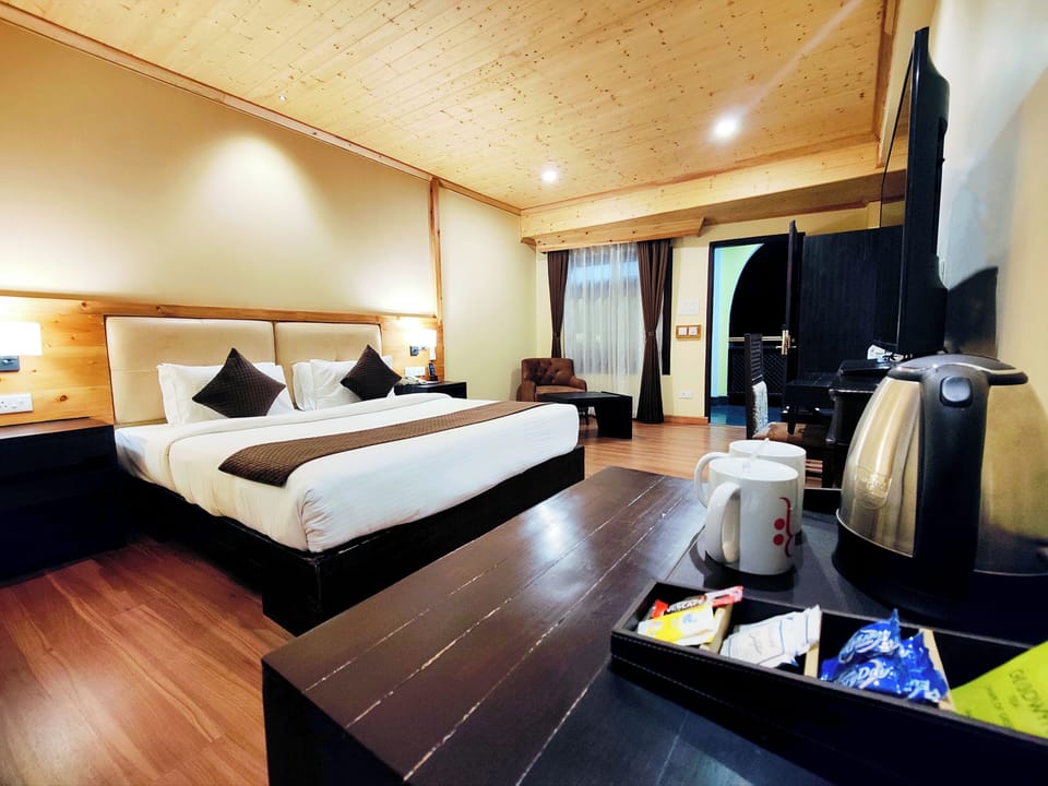 Deluxe Double Room, Mountain View | Desk, laptop workspace, WiFi (free)