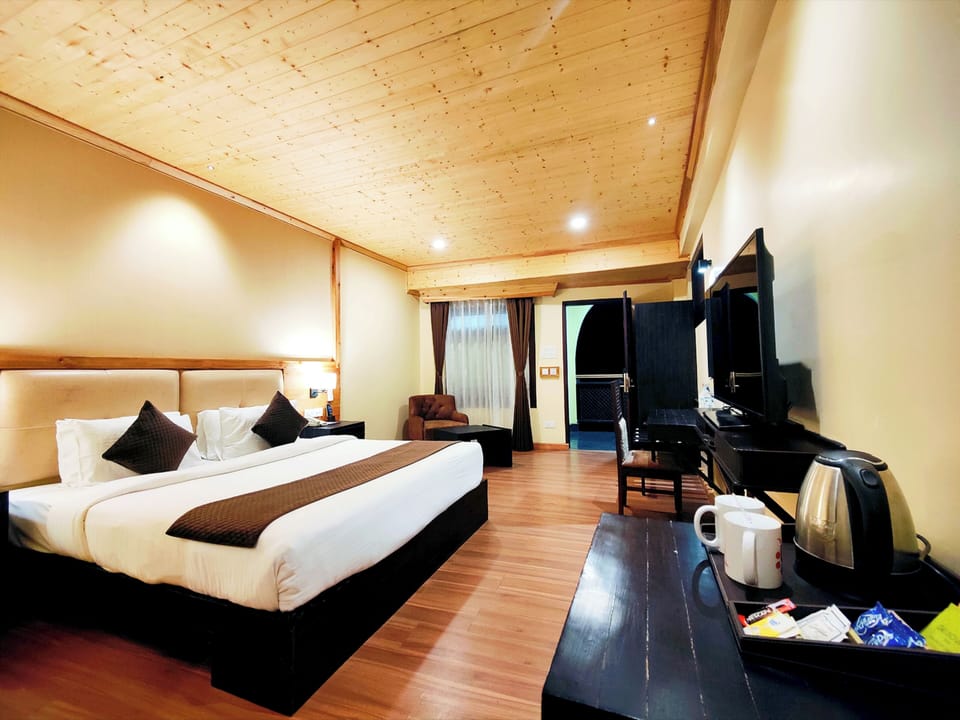 Deluxe Double Room, Mountain View | Desk, laptop workspace, WiFi (free)