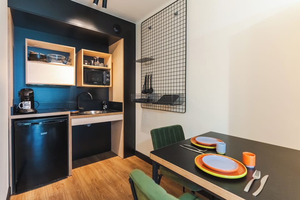 Double Room, 1 Queen Bed, Mobility Accessible | Living area