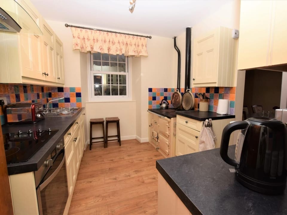 All you might need in this modern kitchen