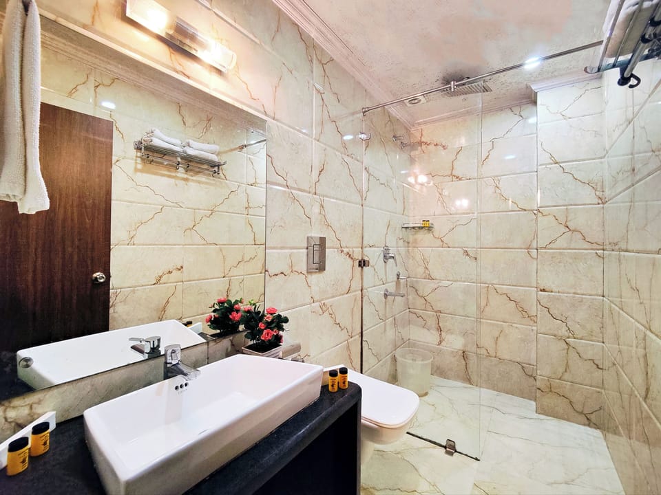 Deluxe Double Room | Bathroom | Shower, slippers, towels, soap
