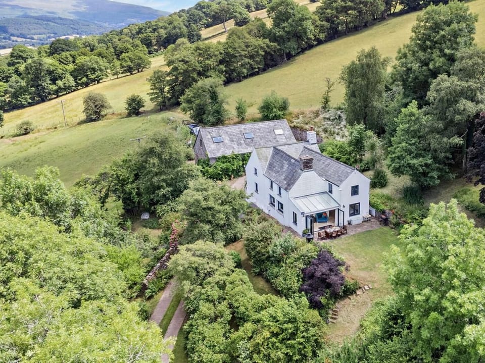 This pretty detached cottage is a delight whatever the season
