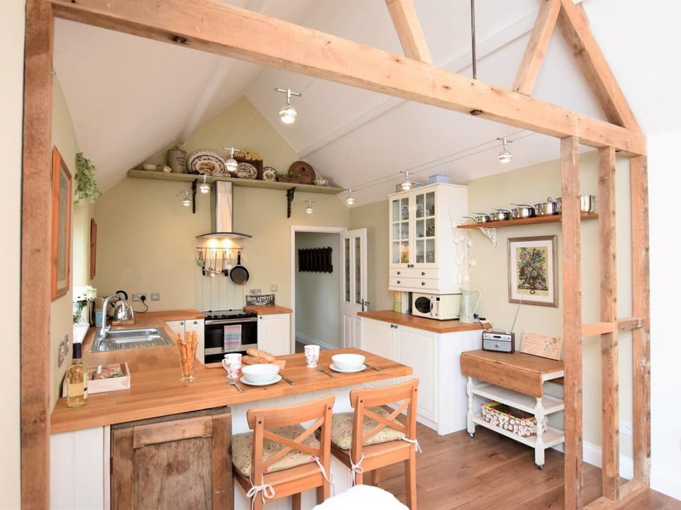 Upright timbers divide the kitchen and seating areas
