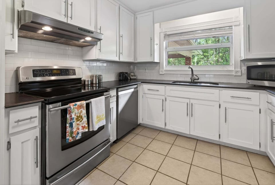 House, 5 Bedrooms | Private kitchen | Coffee/tea maker, fridge, oven