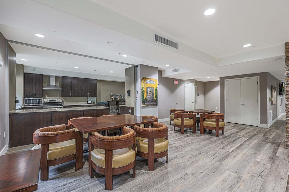 Condo, 2 Bedrooms | Dining