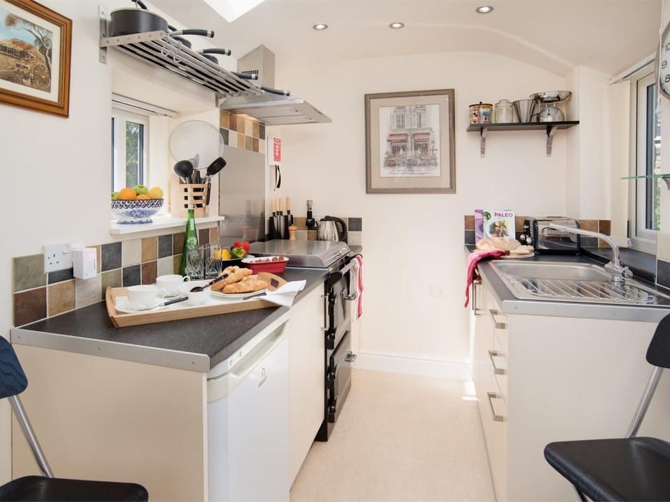 Well equipped kitchen to prepare meals in