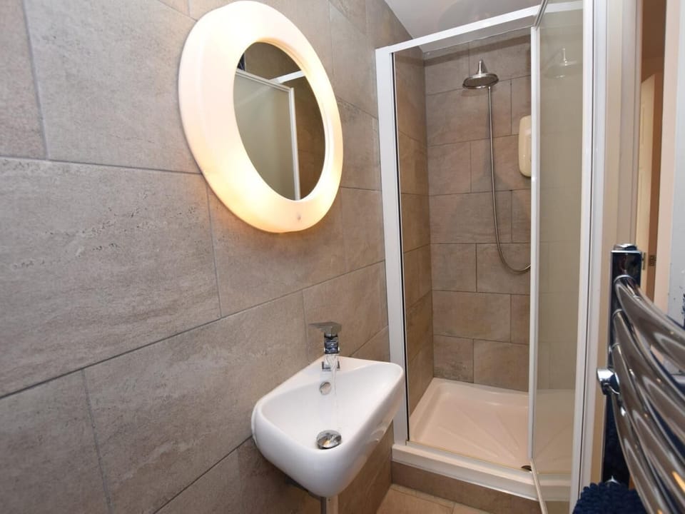 Ensuite shower room to master bedroom 