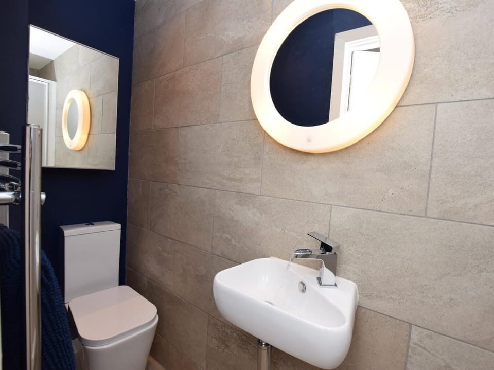 Ensuite shower room to master bedroom 