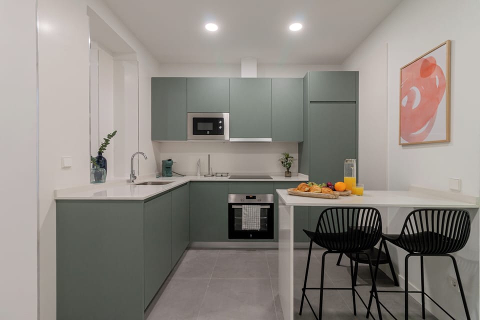 Premium Apartment, 3 Bedrooms | Private kitchen | Full-size fridge, microwave, oven, stovetop
