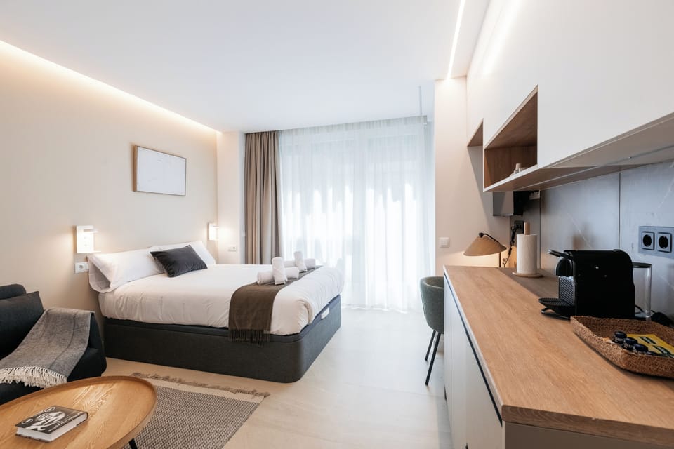 Standard Studio | Desk, blackout drapes, soundproofing, WiFi (free)