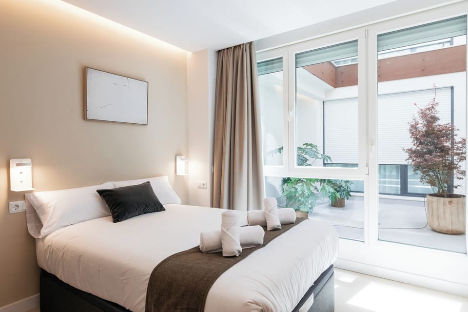 Standard Studio | Desk, blackout drapes, soundproofing, WiFi (free)