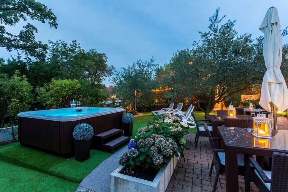 Outdoor spa tub