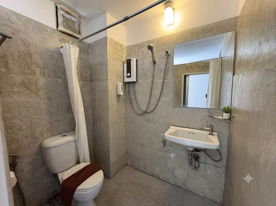 Standard Double Room | Bathroom | Shower, free toiletries, soap, shampoo