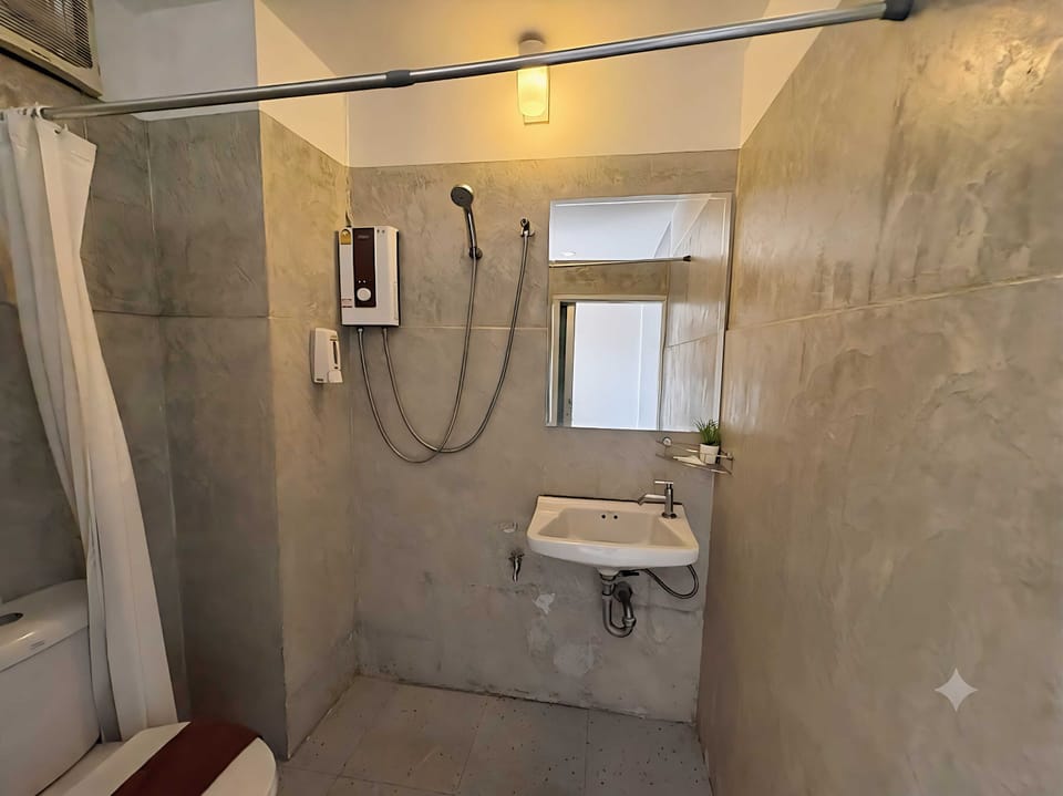 Standard Double Room | Bathroom | Shower, free toiletries, soap, shampoo
