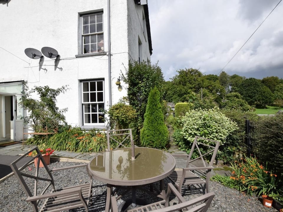 Towards the elegant property in this rural setting