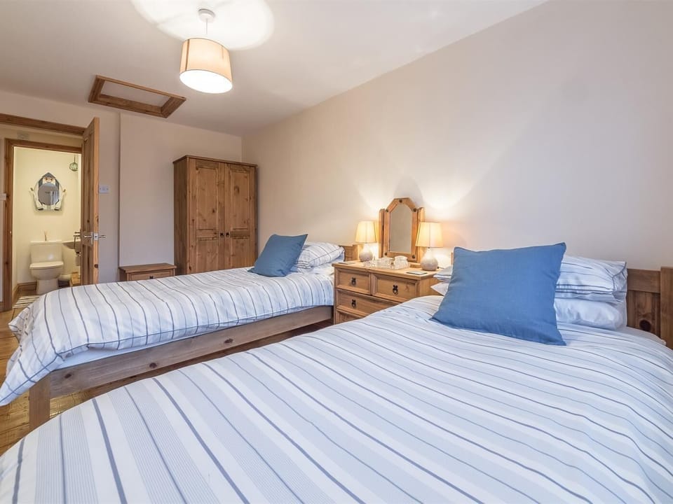 Twin bedroom